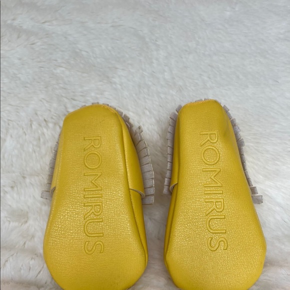 Yellow baby moccasins - Picture 2 of 5